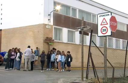 Familias esperando el transporte escolar en Extremadura
