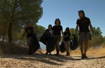Miembros de AMUS recogiendo basura que se encuentra en la naturaleza, en las inmediaciones de los ríos