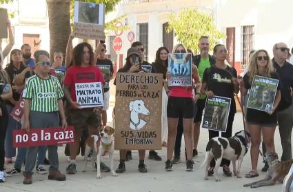 Manifestación en Azuaga por la muerte de 32 perros