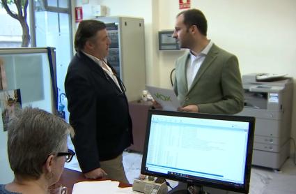 Los diputados de Vox en la Asamblea de Extremadura Álvaro Sánchez-Ocaña y Javier Bravo Arrobas, registrando la propuesta de impulso