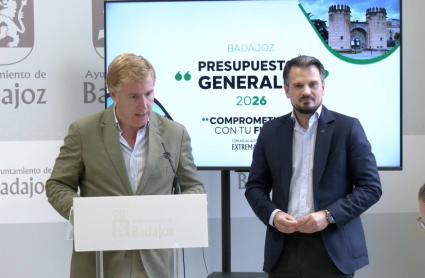 Ignacio Gragera, alcalde de Badajoz y Abel Bautista, consejero de Presidencia de la Junta de Extremadura