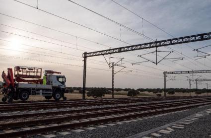 Colocación de la catenaria en el tramo que va desde Talayuela a Plasencia