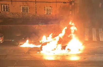 Vehículos ardiendo en la Avenida Juan Sebastián Elcano, Badajoz