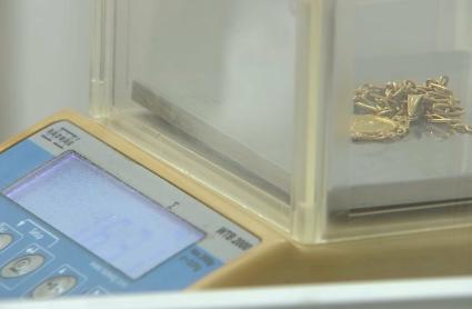 Peso de oro en una báscula