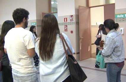 Opositores preparados para los exámenes del Servicio Extremeño de Salud