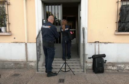 La Policía accede al interior del bloque de viviendas para continuar la investigación
