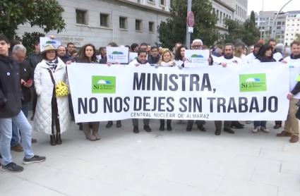 Protesta de varios colectivos, ante las puertas del Ministerio, para reclamar la continuidad de Almaraz