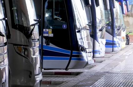Autobuses parados en una estación - Imagen de archivo. 