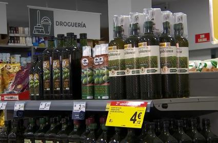 Garrafas y botellas de aceite de oliva en un supermercado.