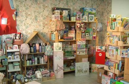 Interior de la tienda Juega con Casiopea, en Mérida