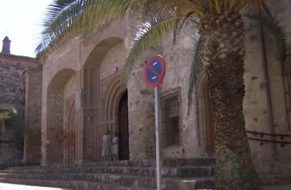 Casa del párroco y parroquia de Herrera del Duque - Imagen de archivo.