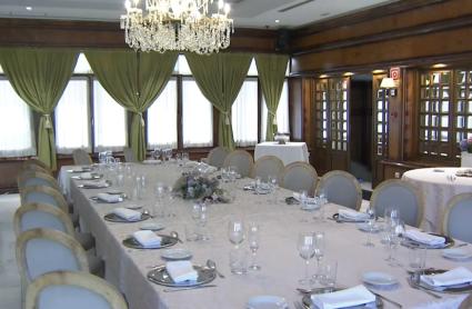 Mesa preparada para una comida de Navidad