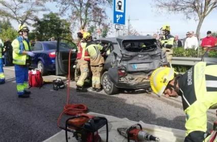 Accidente entre un camión y tres turismos en Cáceres.