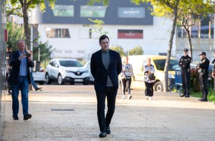 David Sánchez llega al Juzgado de Badajoz el 25 de abril de 2025 - Imagen de archivo.