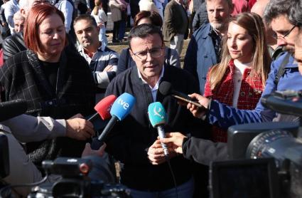 El candidato socialista a la Presidencia de la Junta de Extremadura, Miguel Ángel Gallardo, en Caminomorisco