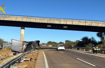 Camión accidentado en la A-5.