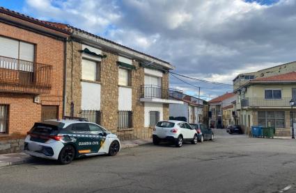 Vehículo de la Guardia Civil en la calle en la que se encuentra la vivienda en la cual un hombre se ha atrincherado