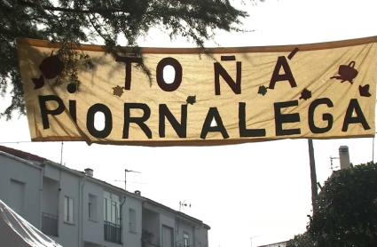 Cartel de la Toñá Piornalega durante la celebración de las fiestas