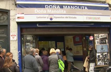 Colas en Doña Manolita, en Madrid. 