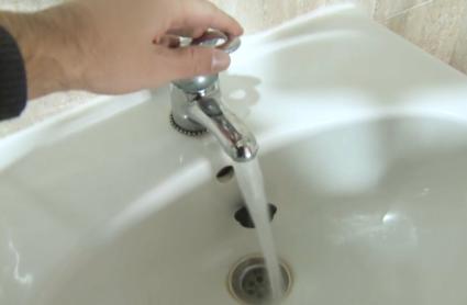 Agua corriente saliendo de un grifo