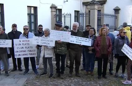 Vecinos de Cuartos del Baño protestan frente al Ayuntamiento de Cáceres