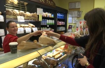 Mujer pagando en efectivo