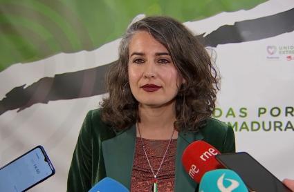 Irene de Miguel, líder de Unidas por Extremadura, atiende a los medios de comunicación