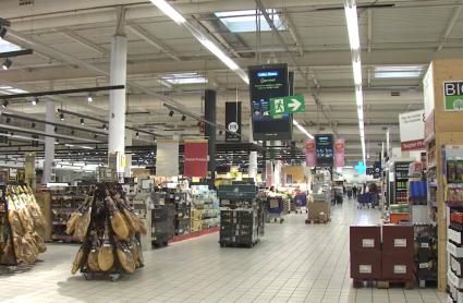 Interior de un supermercado, con ofertas de cara a la Navidad