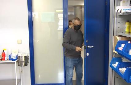 Un hombre accede, con mascarilla, al interior de una consulta médica en un centro sanitario de Extremadura