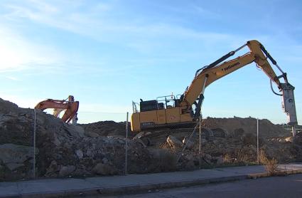 Máquinas trabajando y realizando movimientos de tierra para la ampliación de la fábrica de diamantes de Trujillo