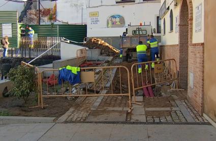 Operarios trabajan para reparar la tubería que provocó la inundación en el Museo Luis de Morales de Badajoz