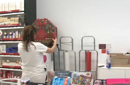 Trabajadora preparando la campaña de Navidad.