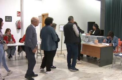 Extremeños votando en las elecciones