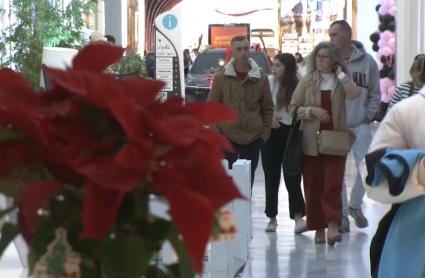 Ayudantes realizando compras de última hora para ayudar a Papá Noel de cara a la noche de Navidad
