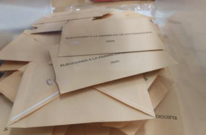 Papeletas dentro de los sobres de una de las urnas de las elecciones autonómicas de Extremadura del 21 de diciembre de 2025