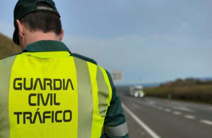 Agente de la Guardia Civil de Tráfico en una carretera