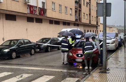 Policías investigando junto a los vehículos afectados por una explosión en la barriada de Llera, en Badajoz