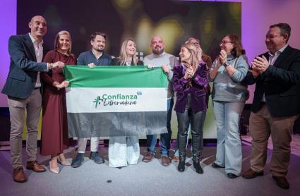 La candidata del Partido Popular a la Junta de Extremadura, María Guardiola, durante el seguimiento de la noche electoral en la sede autonómica del PP, a 21 de diciembre de 2025, en Mérida