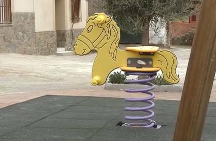 Parque infantil vacío en un pueblo de Extremadura