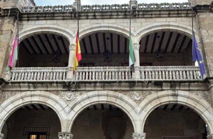 Plasencia decreta tres días de luto oficial por la muerte de Robe Iniesta. Habrá banderas a media asta y un libro de condolencias en el Ayuntamiento