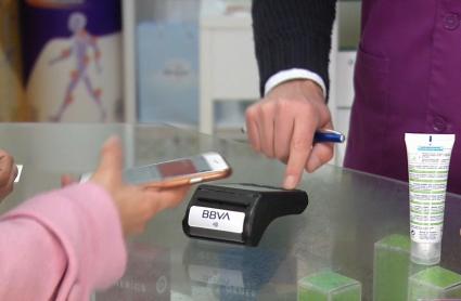 Persona pagando con tarjeta de crédito