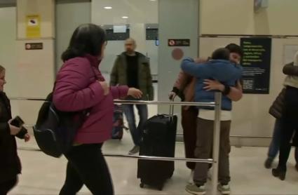 Reencuentros en el aeropuerto de Badajoz en Nochebuena