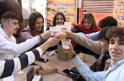 Cacereños tomando cañas