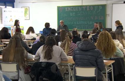 Encuentro entre alumnos de Formación Profesional Dual y empresas en el Instituto Santa Eulalia