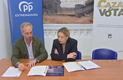 La presidenta del PP extremeño, María Guardiola, firma el Pacto por la Actividad Cinegética ​​​​​​​con José María Gallardo, presidente de Fedexcaza