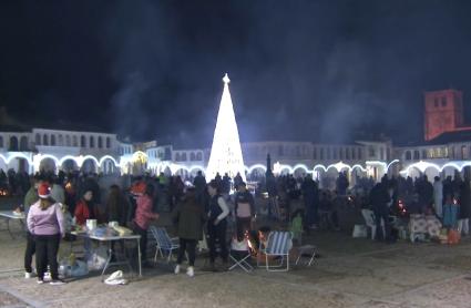 Vecinos y visitantes de Garrovillas de Alconétar disfrutando de unas migas