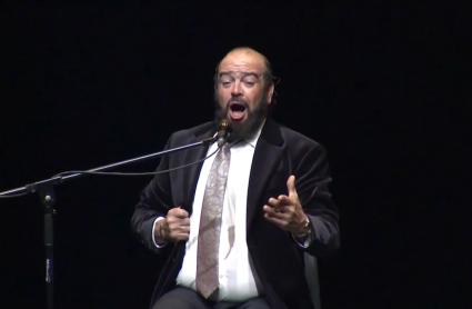 Miguel de Tena, cantaor de Ruecas, durante su Zambomba Flamenca en el Teatro López de Ayala de Badajoz