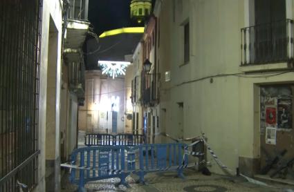 Calle Moreno Zancudo, de Badajoz, cortada tras el derrumbe de parte de la cornisa de un edificio vacío