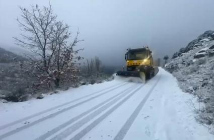 Máquina quitanieves trabajando para retirar la nieve acumulada