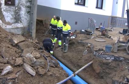 Operarios trabajando para reparar la avería que ha dejado sin agua durante varias horas al municipio de San Vicente de Alcántara
